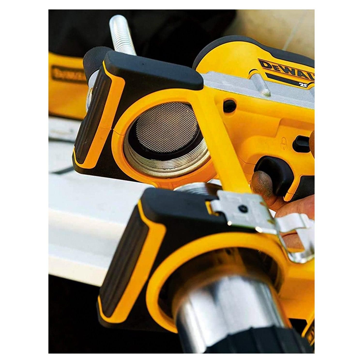https://api.mastertools.nl/media/catalog/product/cache/4ac98b0d5e81b56bd000310ba88c60e0/d/e/dewalt-dcgg571nk-accu-vetspuit-18v-basic-body-in-koffer-5035048716076-mastertools_nl-5.jpg