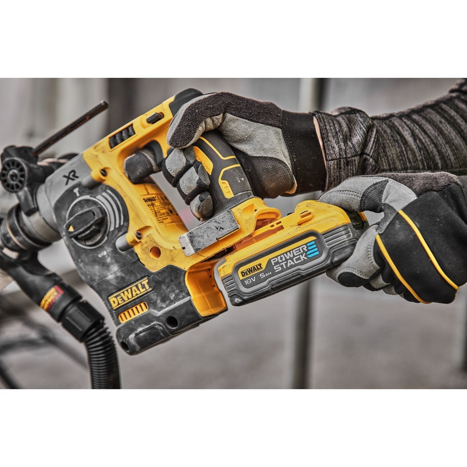 https://api.mastertools.nl/media/catalog/product/cache/4ac98b0d5e81b56bd000310ba88c60e0/d/e/dewalt-dch273h2t-accu-combihamer-sds-24mm-18v-powerstack-5_0ah-in-tstak-5035048806999-mastertools_nl-5.jpg