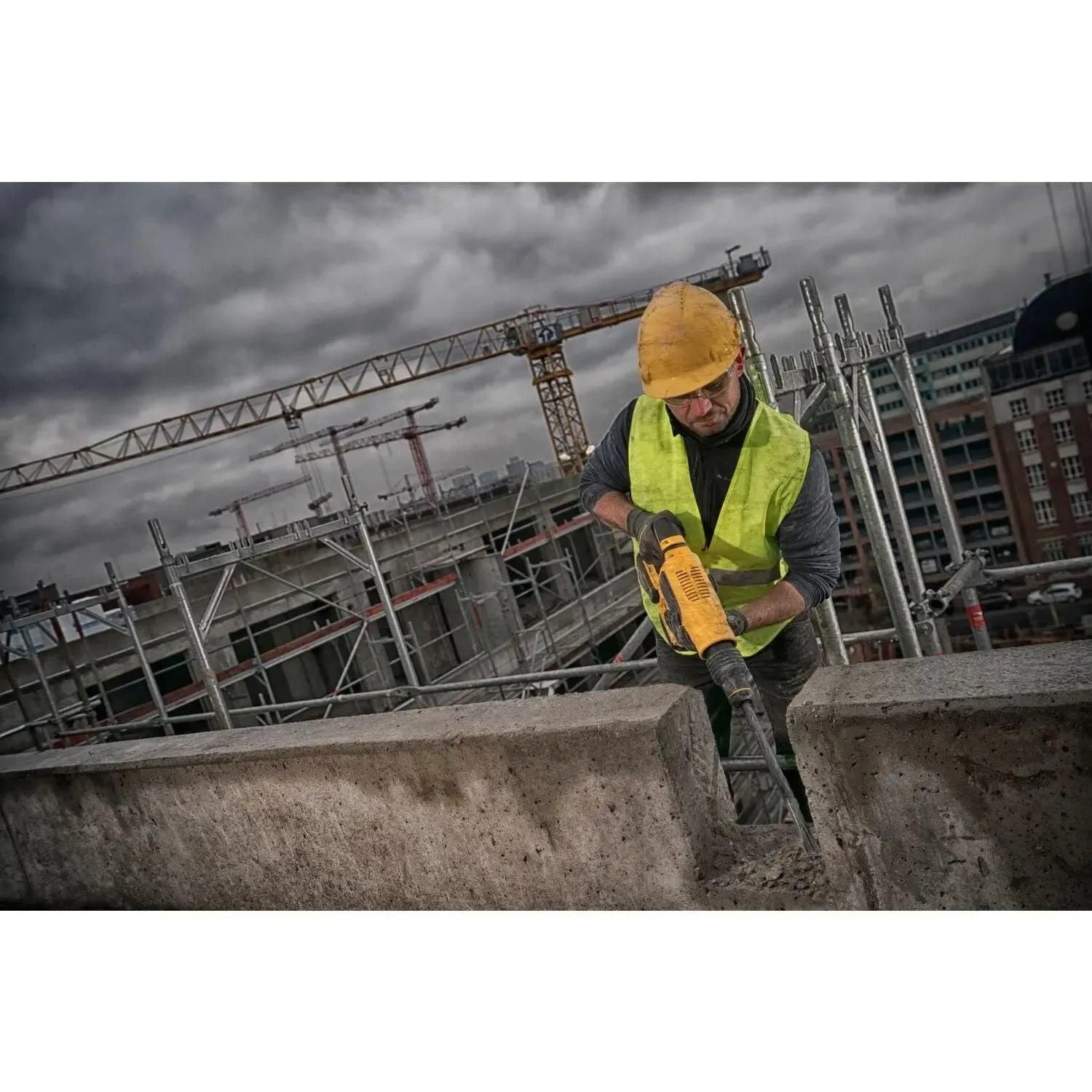 https://api.mastertools.nl/media/catalog/product/cache/4ac98b0d5e81b56bd000310ba88c60e0/d/e/dewalt-dch481x2-combihamer-sds-max-xr-flexvolt-54v-9_0ah-li-ion-5035048648995-mastertools_nl-5.jpg
