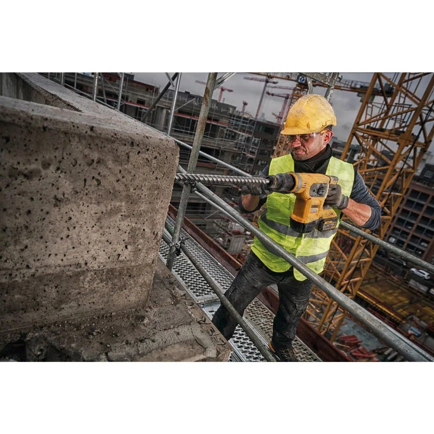 https://api.mastertools.nl/media/catalog/product/cache/4ac98b0d5e81b56bd000310ba88c60e0/d/e/dewalt-dch481x2-combihamer-sds-max-xr-flexvolt-54v-9_0ah-li-ion-5035048648995-mastertools_nl-8.jpg