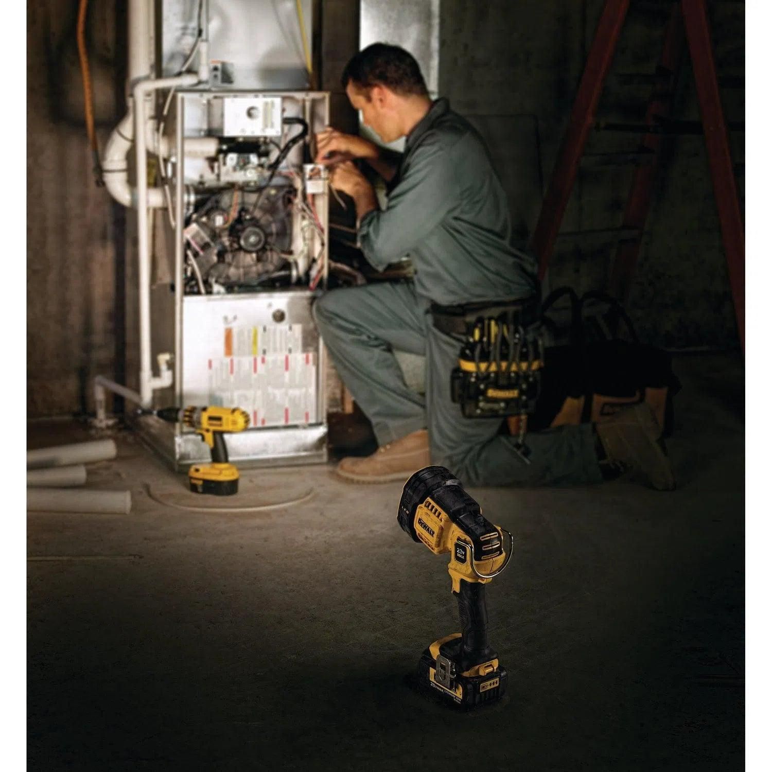 https://api.mastertools.nl/media/catalog/product/cache/4ac98b0d5e81b56bd000310ba88c60e0/d/e/dewalt-dcl043-spotlight-18v-xr-basic-body-5035048553824-mastertools_nl-4.jpg