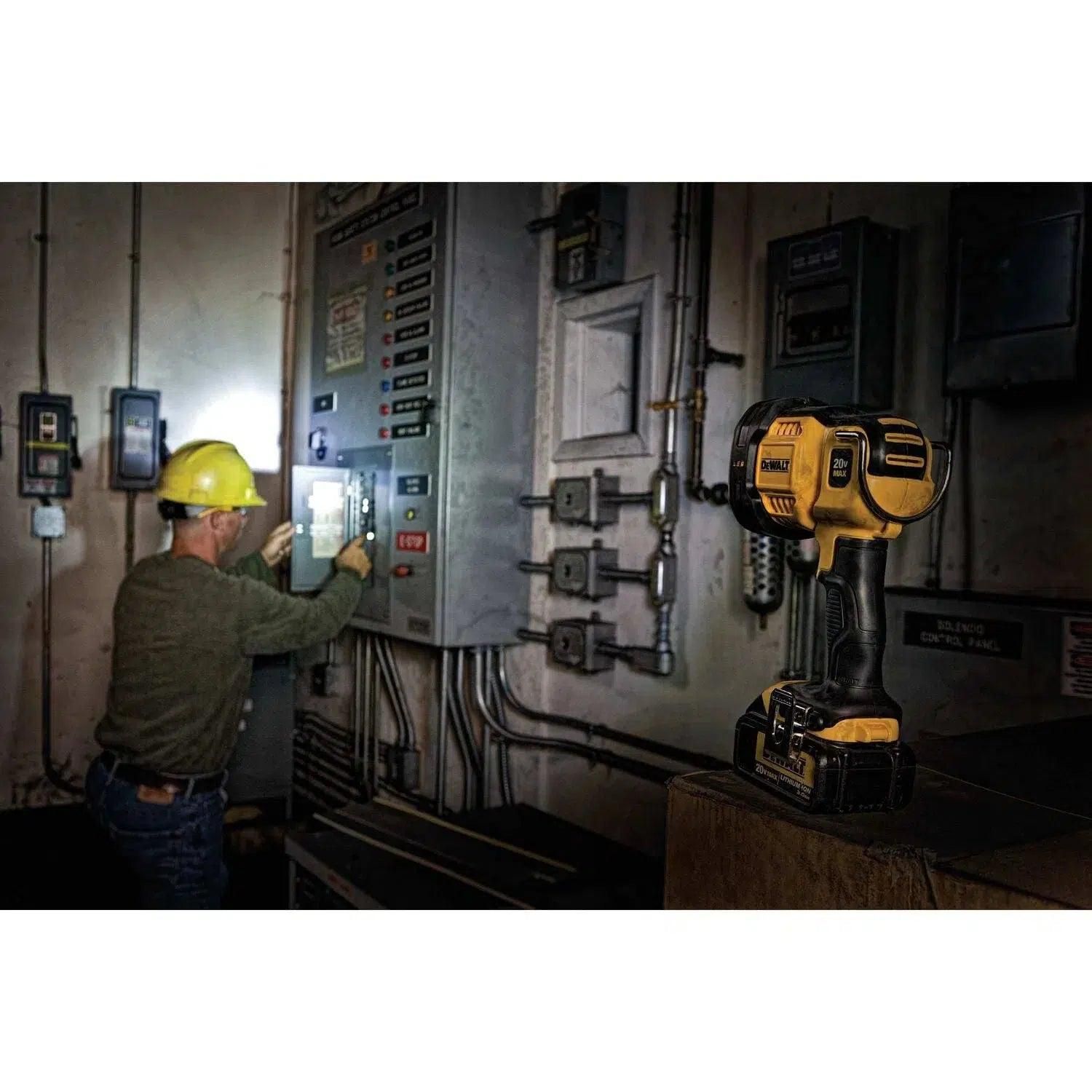 https://api.mastertools.nl/media/catalog/product/cache/4ac98b0d5e81b56bd000310ba88c60e0/d/e/dewalt-dcl043-spotlight-18v-xr-basic-body-5035048553824-mastertools_nl-6.jpg