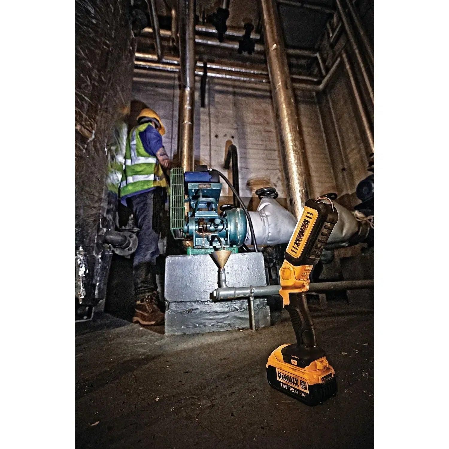 https://api.mastertools.nl/media/catalog/product/cache/4ac98b0d5e81b56bd000310ba88c60e0/d/e/dewalt-dcl050-accu-inspectielamp-led-18v-xr-basic-body-5035048469163-mastertools_nl-5.jpg