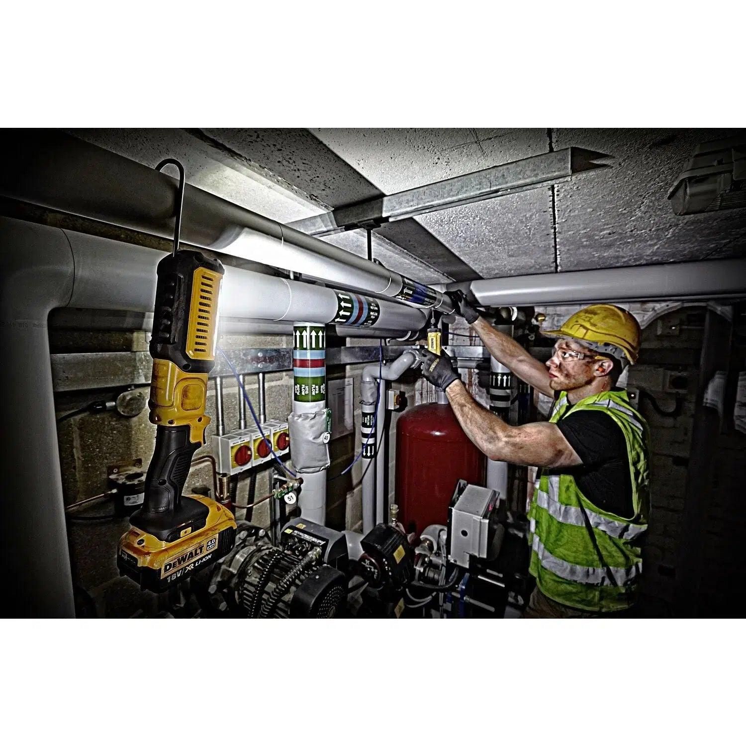 https://api.mastertools.nl/media/catalog/product/cache/4ac98b0d5e81b56bd000310ba88c60e0/d/e/dewalt-dcl050-accu-inspectielamp-led-18v-xr-basic-body-5035048469163-mastertools_nl-7.jpg