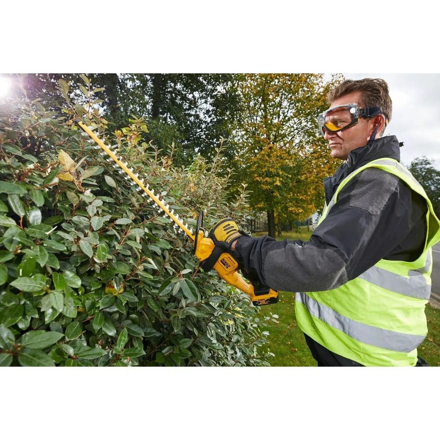 https://api.mastertools.nl/media/catalog/product/cache/4ac98b0d5e81b56bd000310ba88c60e0/d/e/dewalt-dcm563p1-accu-heggenschaar-550mm-18v-50ah-li-ion-5035048637753-mastertools_nl-4.jpg
