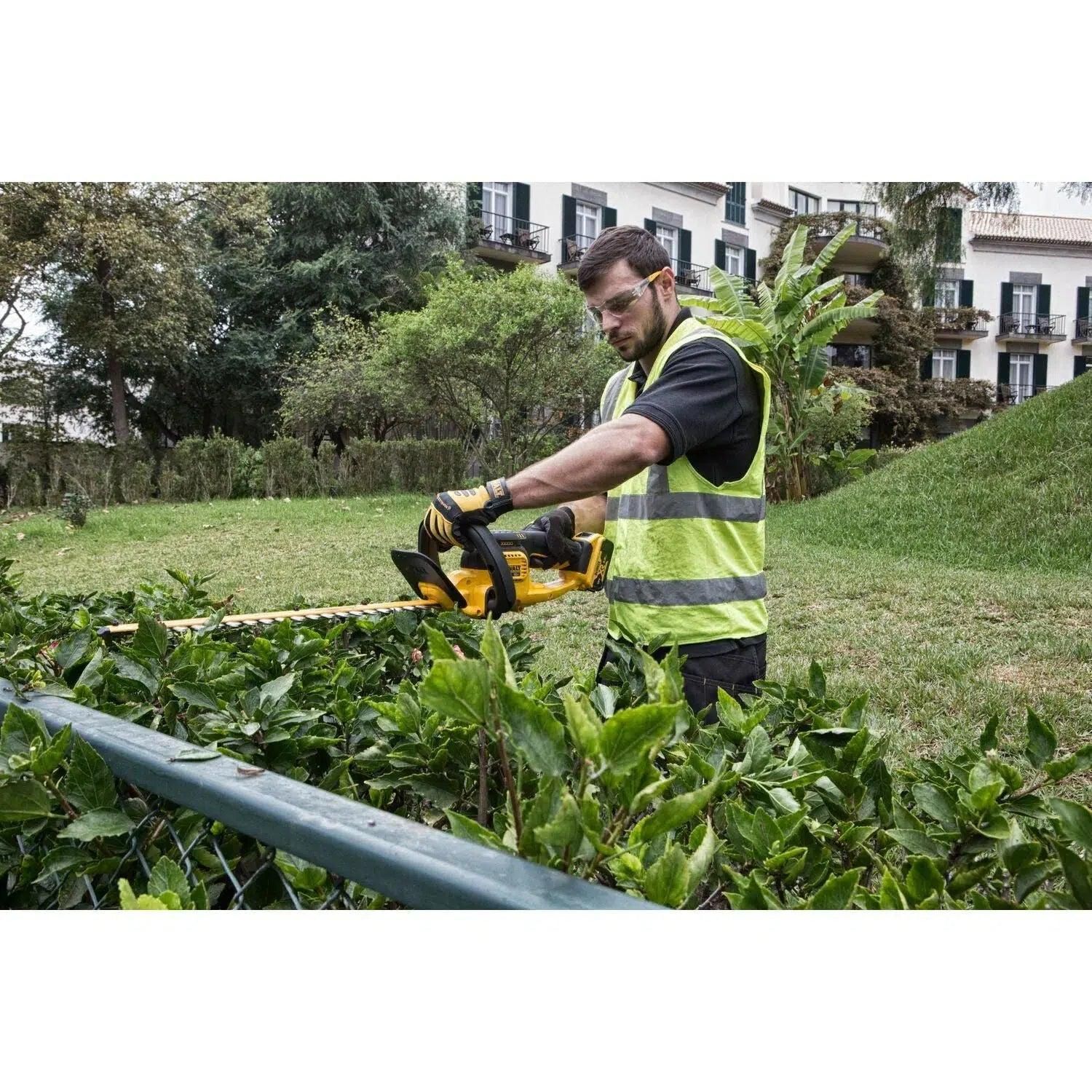 https://api.mastertools.nl/media/catalog/product/cache/4ac98b0d5e81b56bd000310ba88c60e0/d/e/dewalt-dcm563p1-accu-heggenschaar-550mm-18v-50ah-li-ion-5035048637753-mastertools_nl-7.jpg