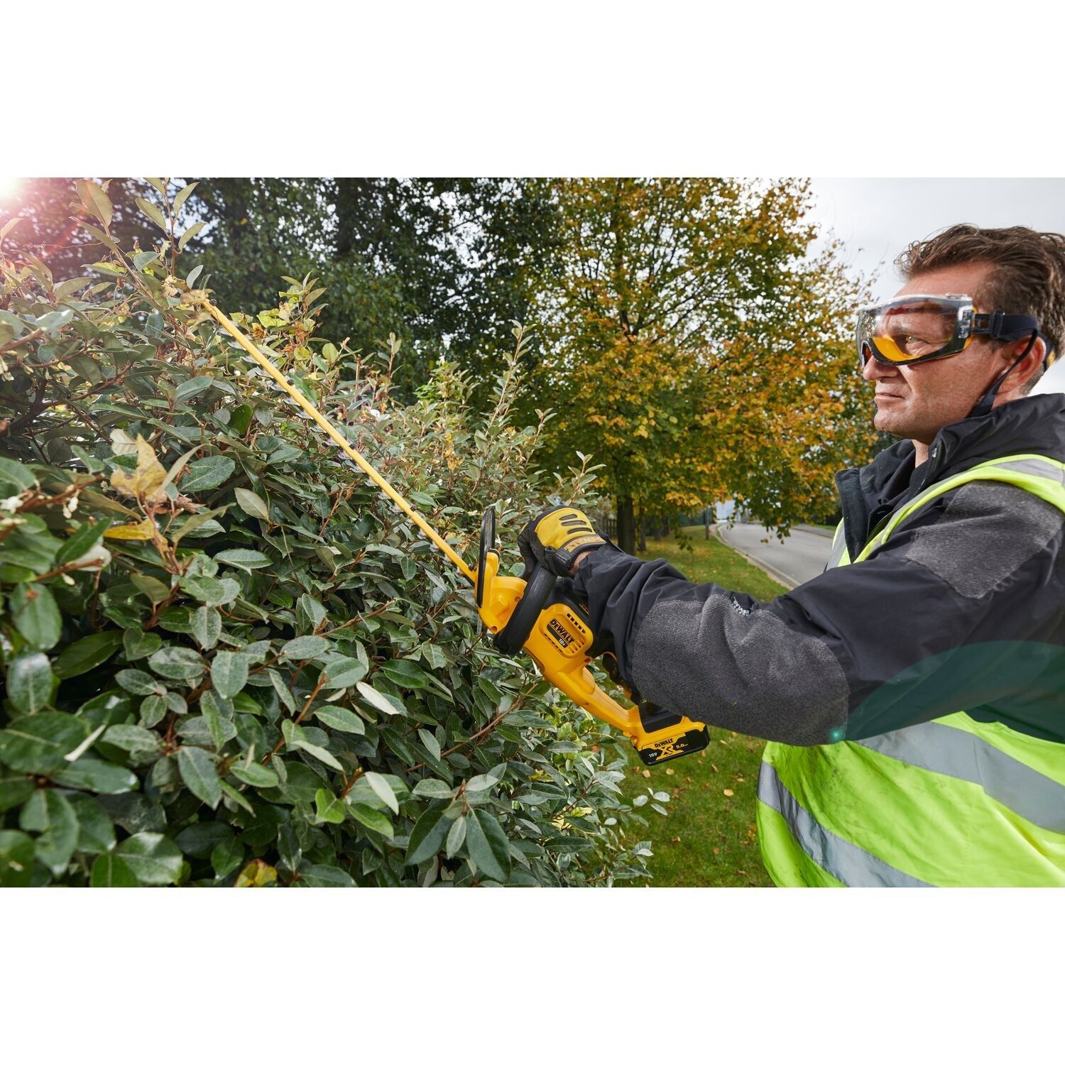 https://api.mastertools.nl/media/catalog/product/cache/4ac98b0d5e81b56bd000310ba88c60e0/d/e/dewalt-dcm563pb-accu-heggenschaar-550mm-18v-basic-body-5035048643839-mastertools_nl-8.jpg