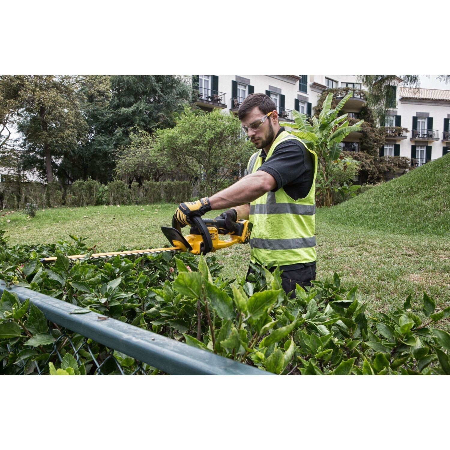 https://api.mastertools.nl/media/catalog/product/cache/4ac98b0d5e81b56bd000310ba88c60e0/d/e/dewalt-dcm563pb-accu-heggenschaar-550mm-18v-basic-body-5035048643839-mastertools_nl-9.jpg