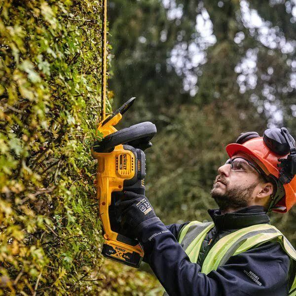 https://api.mastertools.nl/media/catalog/product/cache/4ac98b0d5e81b56bd000310ba88c60e0/d/e/dewalt-dcmht563n-accu-heggenschaar-18v-basic-body-5035048728826-mastertools_nl-4.jpg