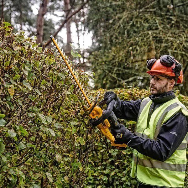 https://api.mastertools.nl/media/catalog/product/cache/4ac98b0d5e81b56bd000310ba88c60e0/d/e/dewalt-dcmht563p1-accu-heggenschaar-18v-50ah-5035048728840-mastertools_nl-4.jpg