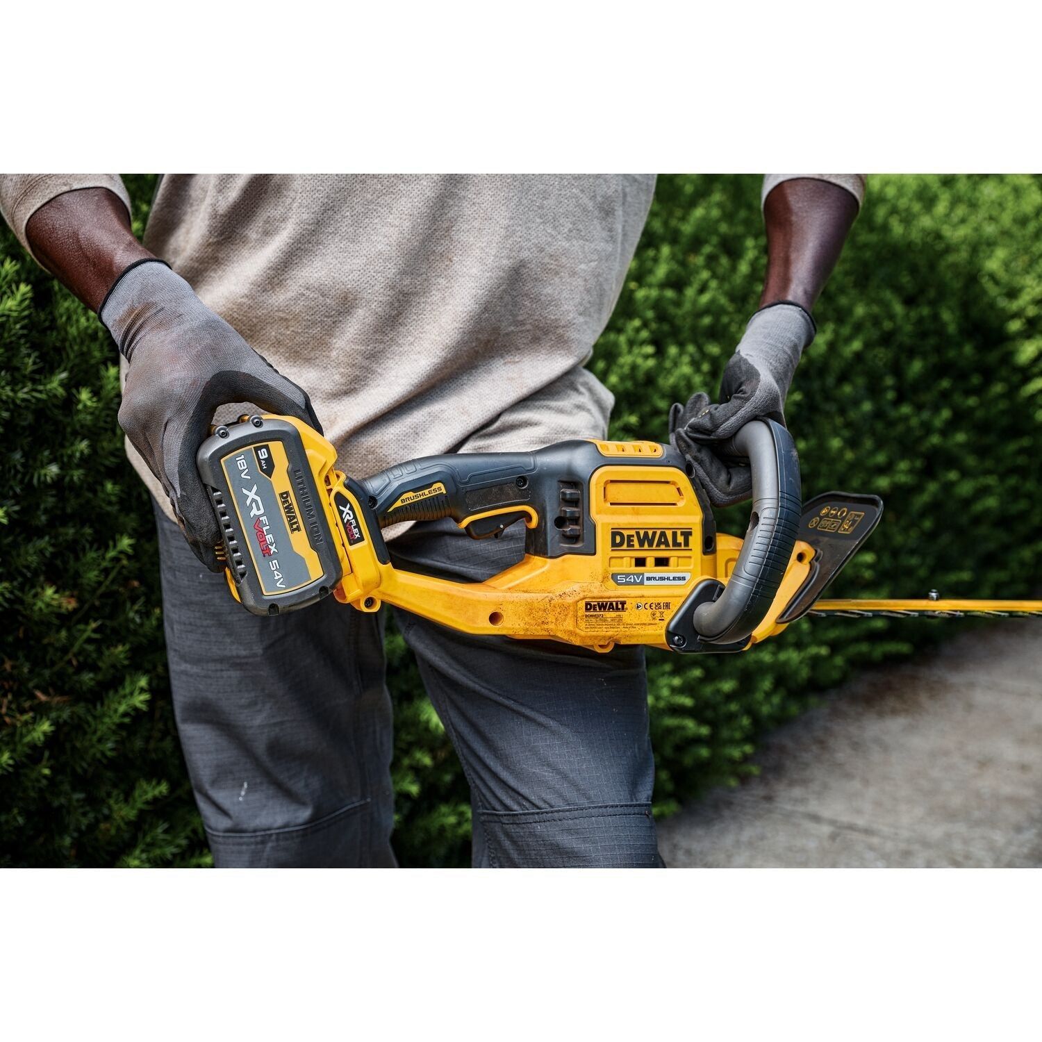 https://api.mastertools.nl/media/catalog/product/cache/4ac98b0d5e81b56bd000310ba88c60e0/d/e/dewalt-dcmht573n-flexvolt-heggenschaar-65cm-54v-basic-body-5035048748473-mastertools_nl-7.jpg