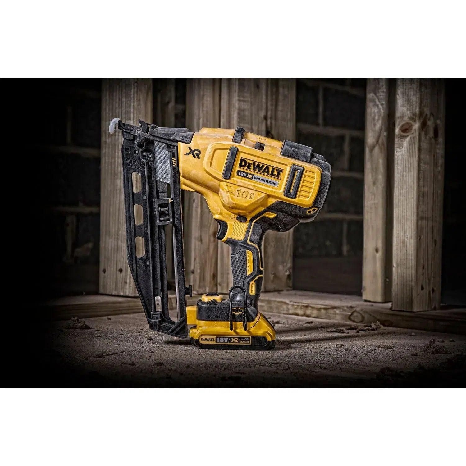 https://api.mastertools.nl/media/catalog/product/cache/4ac98b0d5e81b56bd000310ba88c60e0/d/e/dewalt-dcn660n-accu-afwerktacker-16ga-18v-basic-body-5035048558423-mastertools_nl-2.jpg