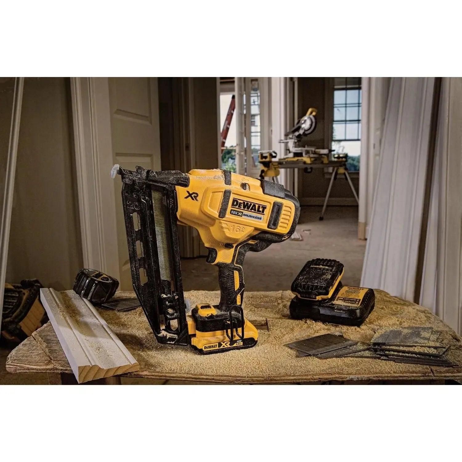 https://api.mastertools.nl/media/catalog/product/cache/4ac98b0d5e81b56bd000310ba88c60e0/d/e/dewalt-dcn660n-accu-afwerktacker-16ga-18v-basic-body-5035048558423-mastertools_nl-3.jpg