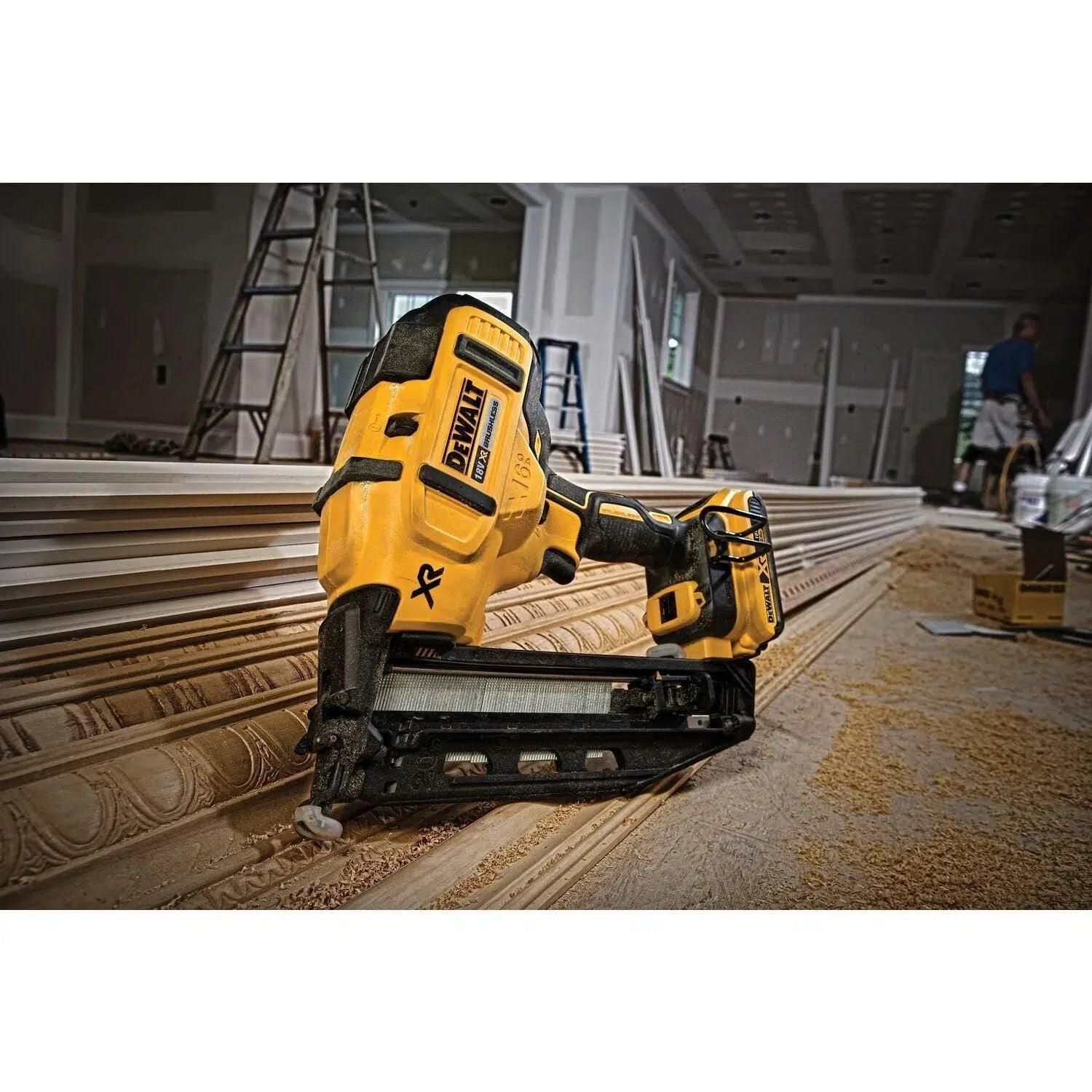 https://api.mastertools.nl/media/catalog/product/cache/4ac98b0d5e81b56bd000310ba88c60e0/d/e/dewalt-dcn660n-accu-afwerktacker-16ga-18v-basic-body-5035048558423-mastertools_nl-4.jpg