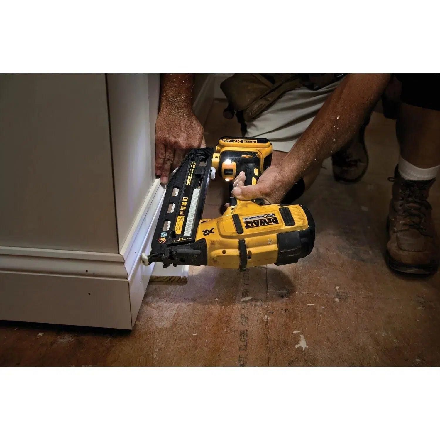 https://api.mastertools.nl/media/catalog/product/cache/4ac98b0d5e81b56bd000310ba88c60e0/d/e/dewalt-dcn660n-accu-afwerktacker-16ga-18v-basic-body-5035048558423-mastertools_nl-5.jpg