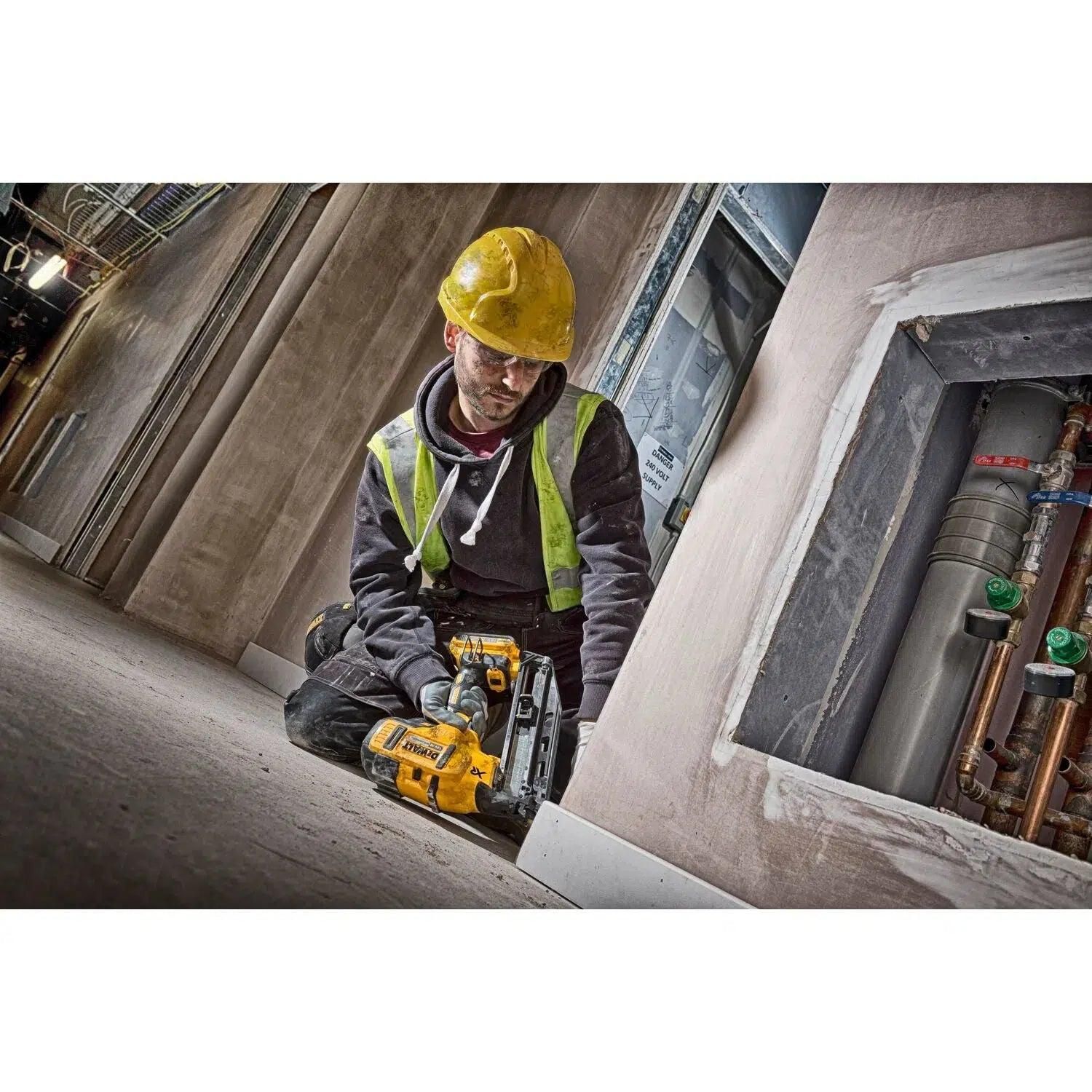 https://api.mastertools.nl/media/catalog/product/cache/4ac98b0d5e81b56bd000310ba88c60e0/d/e/dewalt-dcn660n-accu-afwerktacker-16ga-18v-basic-body-5035048558423-mastertools_nl-6.jpg