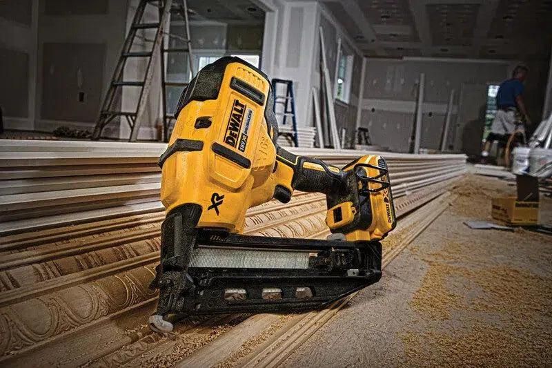 https://api.mastertools.nl/media/catalog/product/cache/4ac98b0d5e81b56bd000310ba88c60e0/d/e/dewalt-dcn660p2-accu-afwerkingstacker-16ga-18v-5_0ah-xr-li-ion-5035048558409-mastertools_nl-2.jpg
