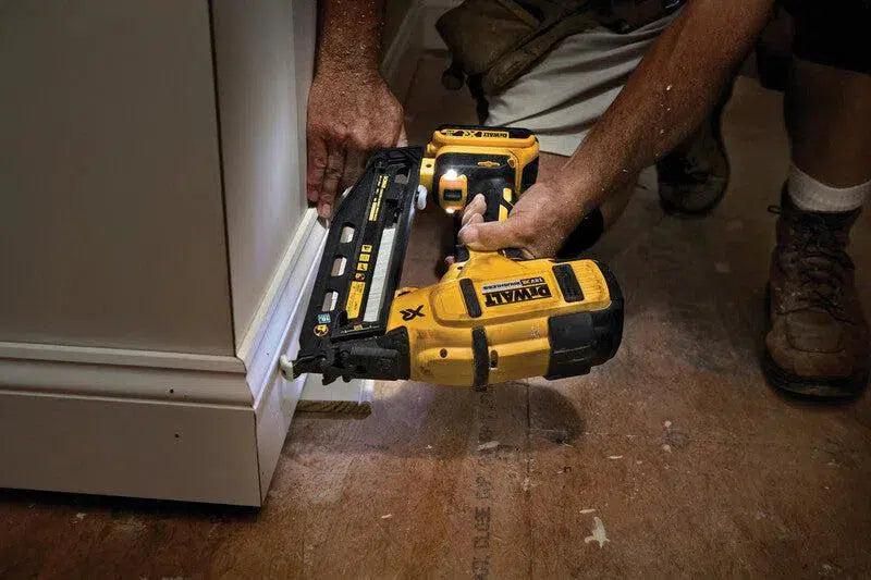 https://api.mastertools.nl/media/catalog/product/cache/4ac98b0d5e81b56bd000310ba88c60e0/d/e/dewalt-dcn660p2-accu-afwerkingstacker-16ga-18v-5_0ah-xr-li-ion-5035048558409-mastertools_nl-3.jpg
