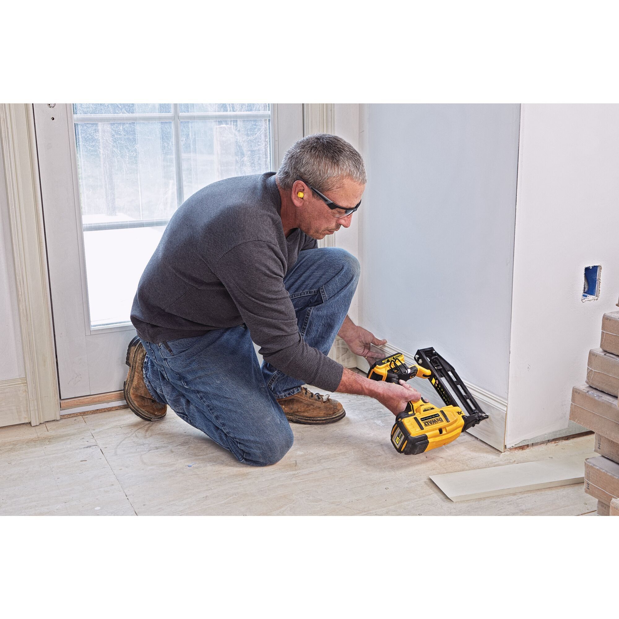 https://api.mastertools.nl/media/catalog/product/cache/4ac98b0d5e81b56bd000310ba88c60e0/d/e/dewalt-dcn662d2-accu-afwerkingstacker-16ga-18v-2_0ah-xr-li-ion-5902013967262-mastertools_nl-8.jpg
