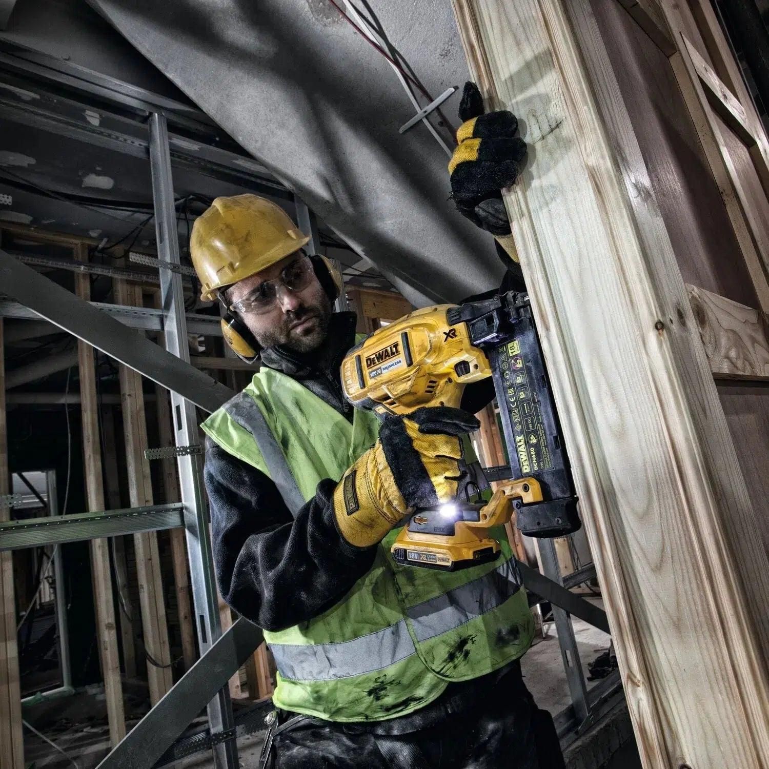 https://api.mastertools.nl/media/catalog/product/cache/4ac98b0d5e81b56bd000310ba88c60e0/d/e/dewalt-dcn680nt-accu-minibrad-tacker-18v-basic-body-in-tstak-5035048665244-mastertools_nl-10.jpg
