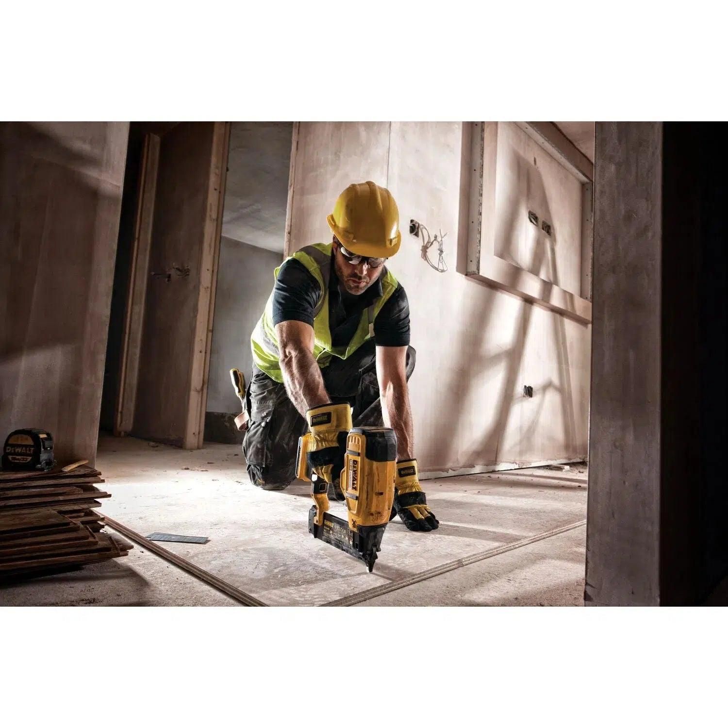 https://api.mastertools.nl/media/catalog/product/cache/4ac98b0d5e81b56bd000310ba88c60e0/d/e/dewalt-dcn680nt-accu-minibrad-tacker-18v-basic-body-in-tstak-5035048665244-mastertools_nl-11.jpg
