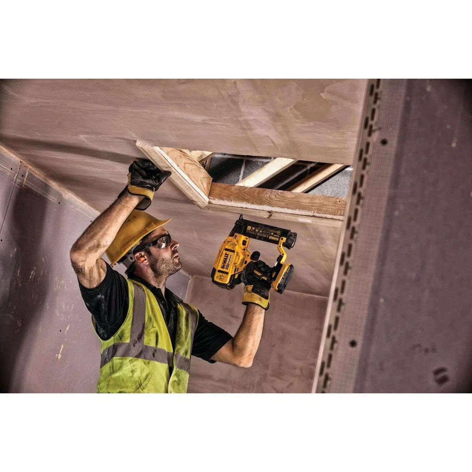 https://api.mastertools.nl/media/catalog/product/cache/4ac98b0d5e81b56bd000310ba88c60e0/d/e/dewalt-dcn680nt-accu-minibrad-tacker-18v-basic-body-in-tstak-5035048665244-mastertools_nl-12.jpg