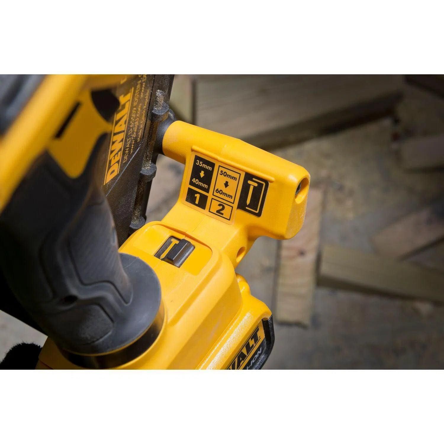 https://api.mastertools.nl/media/catalog/product/cache/4ac98b0d5e81b56bd000310ba88c60e0/d/e/dewalt-dcn693n-accu-constructietacker-xr-18v-basic-body-5035048468708-mastertools_nl-4.jpg