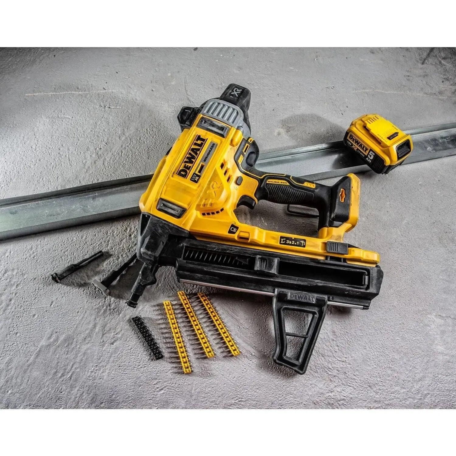 https://api.mastertools.nl/media/catalog/product/cache/4ac98b0d5e81b56bd000310ba88c60e0/d/e/dewalt-dcn890n-accu-betontacker-18v-basic-body-5035048666906-mastertools_nl-6.jpg