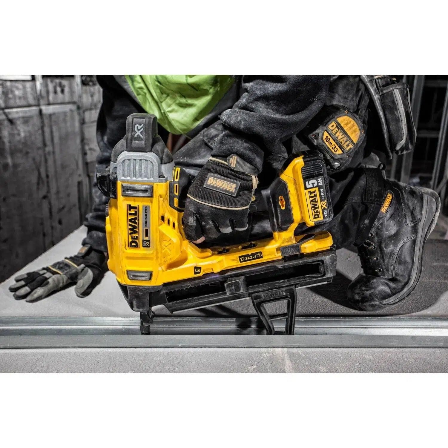 https://api.mastertools.nl/media/catalog/product/cache/4ac98b0d5e81b56bd000310ba88c60e0/d/e/dewalt-dcn890n-accu-betontacker-18v-basic-body-5035048666906-mastertools_nl-9.jpg