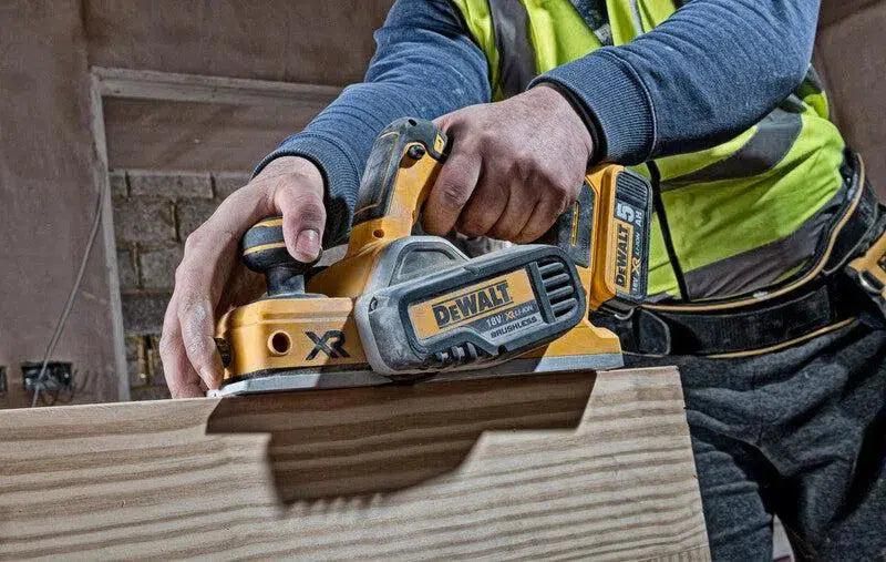 https://api.mastertools.nl/media/catalog/product/cache/4ac98b0d5e81b56bd000310ba88c60e0/d/e/dewalt-dcp580n-accu-schaafmachine-18v-xr-li-ion-basic-body-5035048616253-mastertools_nl-5.jpg