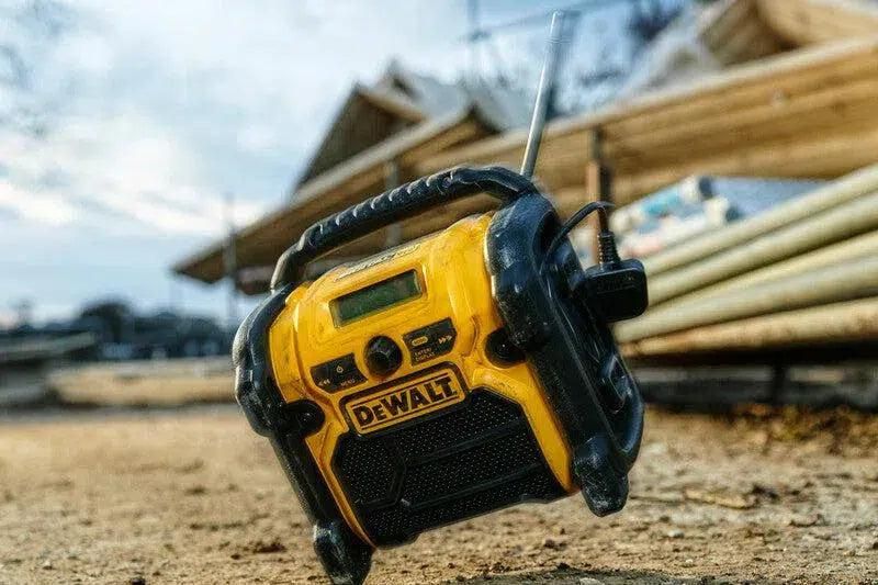 https://api.mastertools.nl/media/catalog/product/cache/4ac98b0d5e81b56bd000310ba88c60e0/d/e/dewalt-dcr020-bouwradio-dabfm-10_8-18v-xr-li-ion-5035048459256-mastertools_nl-6.jpg