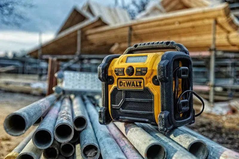 https://api.mastertools.nl/media/catalog/product/cache/4ac98b0d5e81b56bd000310ba88c60e0/d/e/dewalt-dcr020-bouwradio-dabfm-10_8-18v-xr-li-ion-5035048459256-mastertools_nl-7.jpg