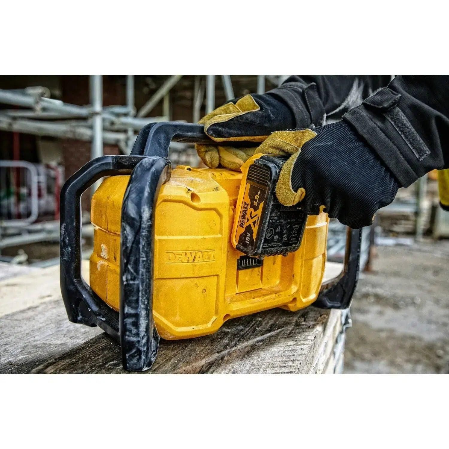 https://api.mastertools.nl/media/catalog/product/cache/4ac98b0d5e81b56bd000310ba88c60e0/d/e/dewalt-dcr029-accu-bouwradio-12v-18v-bluetooth-dab-5035048729366-mastertools_nl-5.jpg