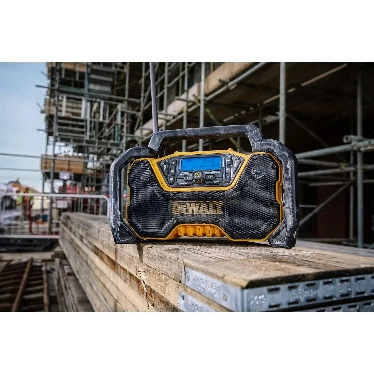 https://api.mastertools.nl/media/catalog/product/cache/4ac98b0d5e81b56bd000310ba88c60e0/d/e/dewalt-dcr029-accu-bouwradio-12v-18v-bluetooth-dab-5035048729366-mastertools_nl-6.jpg