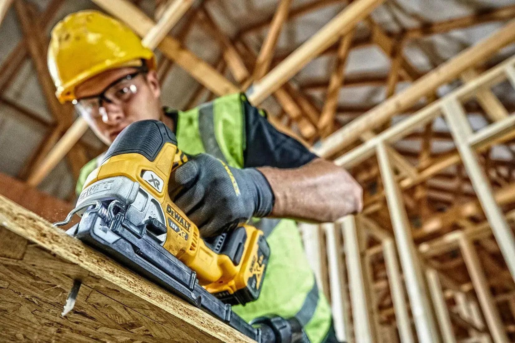 https://api.mastertools.nl/media/catalog/product/cache/4ac98b0d5e81b56bd000310ba88c60e0/d/e/dewalt-dcs334n-accu-decoupeerzaag-18v-basic-body-5035048705711-mastertools_nl-6.jpg