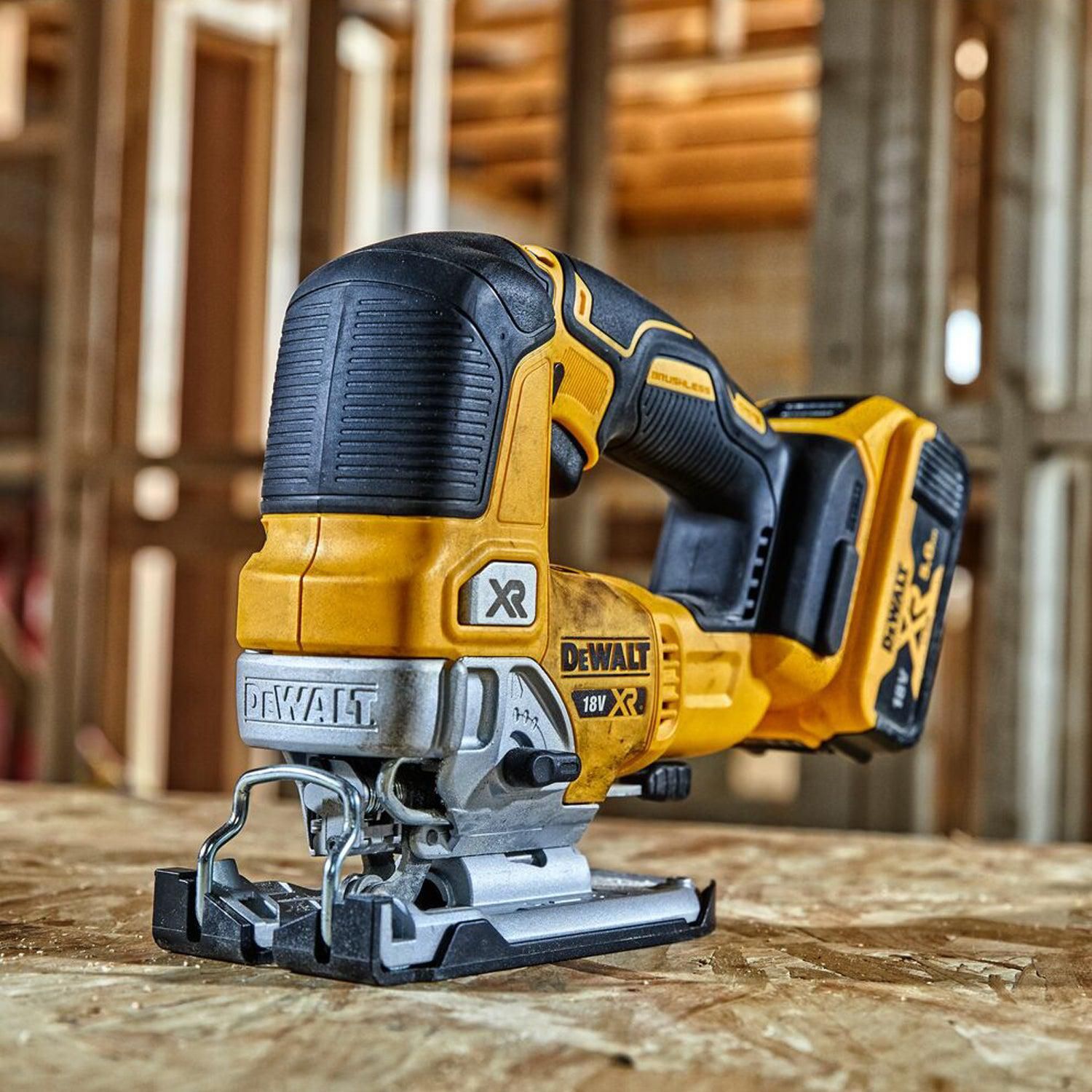 https://api.mastertools.nl/media/catalog/product/cache/4ac98b0d5e81b56bd000310ba88c60e0/d/e/dewalt-dcs334p2-mastertools-nl_a4.jpg