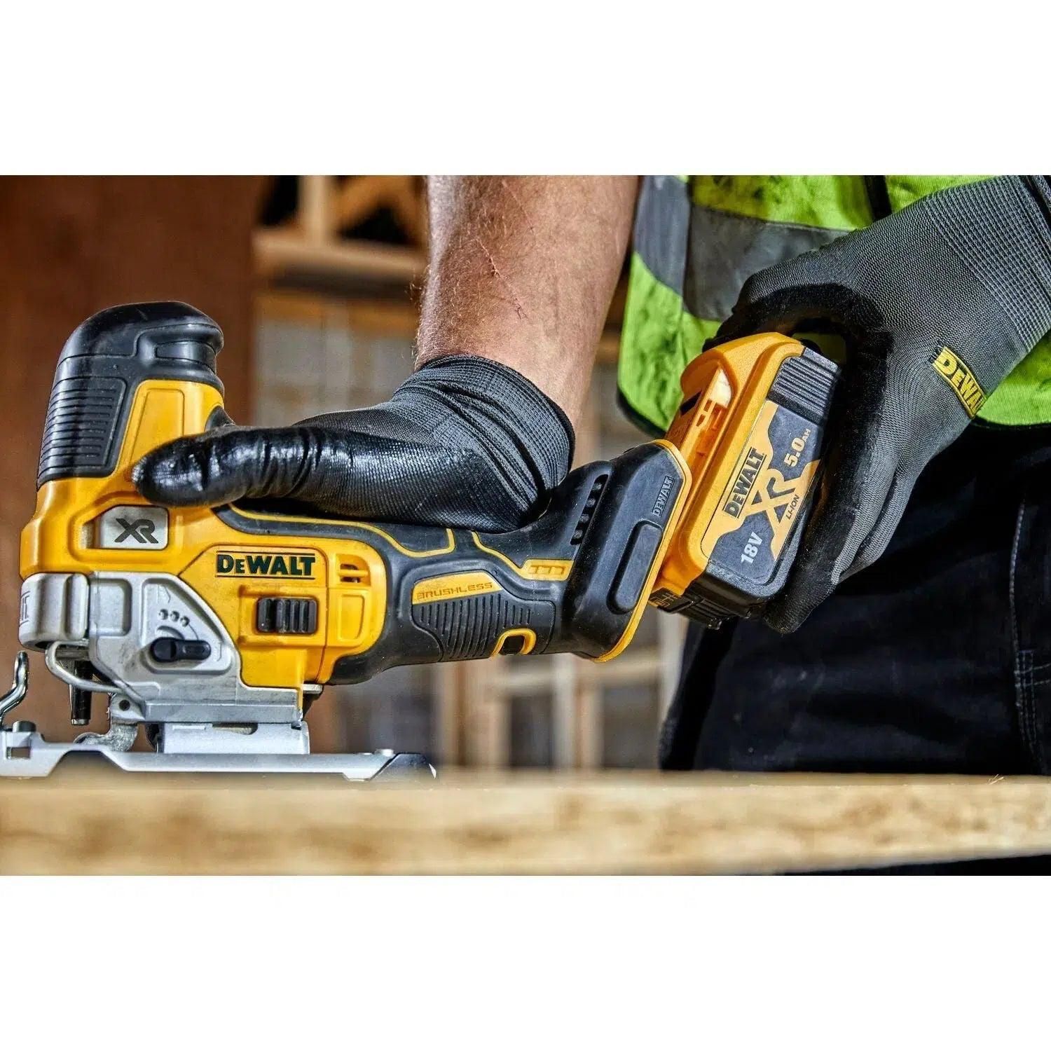 https://api.mastertools.nl/media/catalog/product/cache/4ac98b0d5e81b56bd000310ba88c60e0/d/e/dewalt-dcs335p2-accu-decoupeerzaag-18v-50ah-li-ion-in-tstak-5035048710722-mastertools_nl-7.jpg