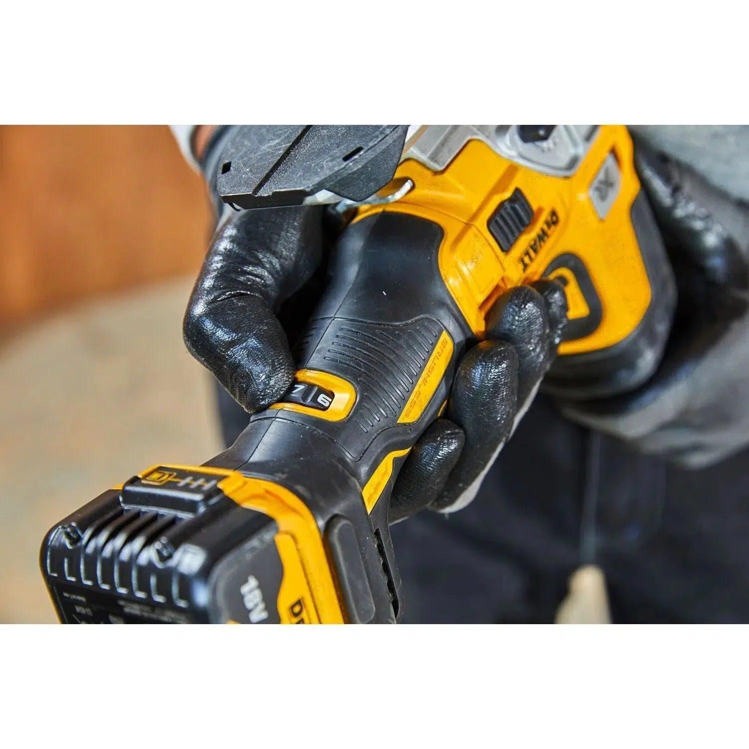 https://api.mastertools.nl/media/catalog/product/cache/4ac98b0d5e81b56bd000310ba88c60e0/d/e/dewalt-dcs335p2-accu-decoupeerzaag-18v-50ah-li-ion-in-tstak-5035048710722-mastertools_nl-8.jpg
