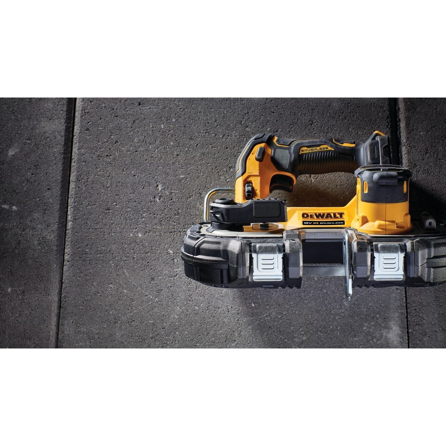 https://api.mastertools.nl/media/catalog/product/cache/4ac98b0d5e81b56bd000310ba88c60e0/d/e/dewalt-dcs377nt-accu-compacte-lintzaag-18v-xr-basic-body-in-tstak-koffer-5035048739693-mastertools_nl-6.jpg