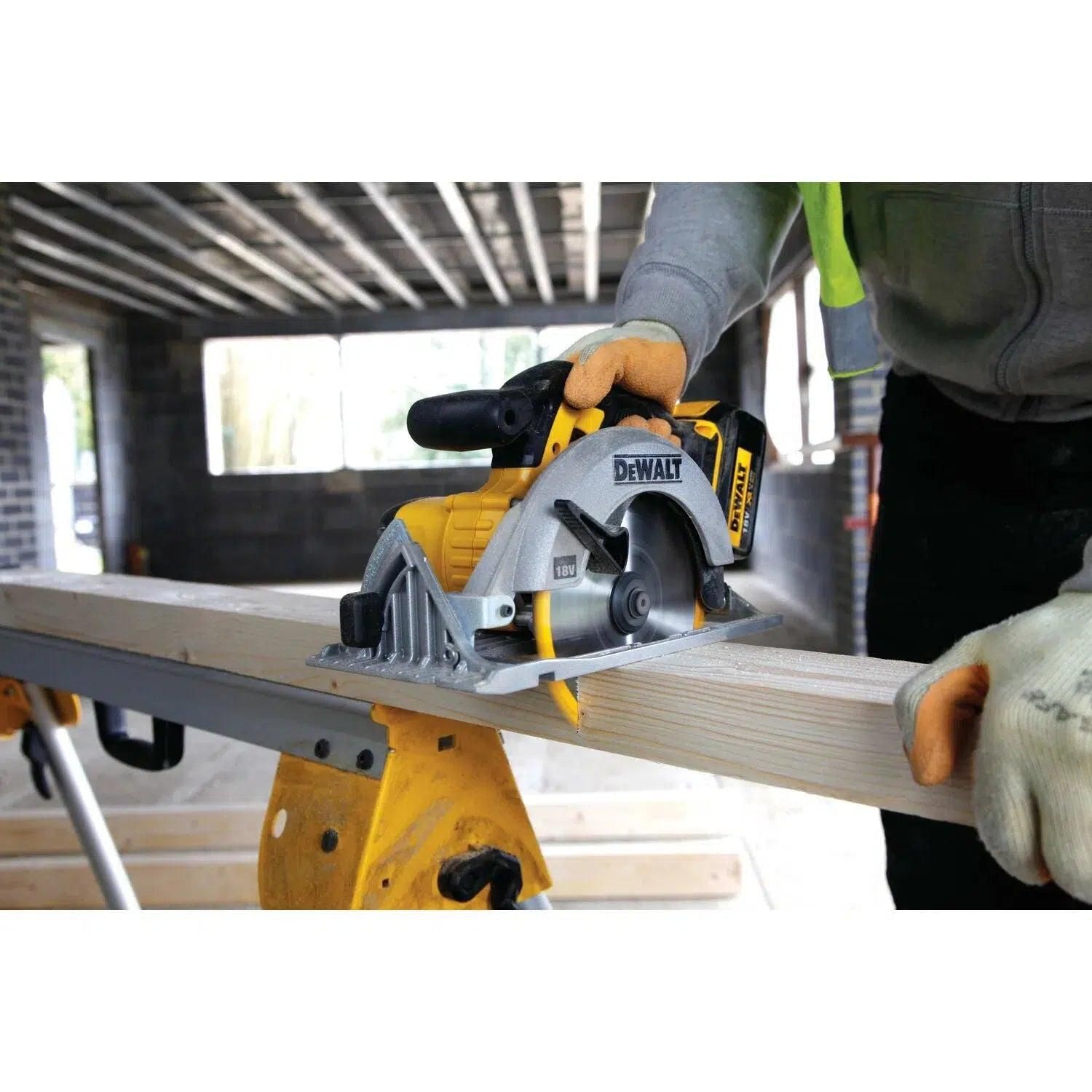 https://api.mastertools.nl/media/catalog/product/cache/4ac98b0d5e81b56bd000310ba88c60e0/d/e/dewalt-dcs391nt-accu-cirkelzaag-18v-basic-body-in-tstak-5035048555262-mastertools_nl-3.jpg