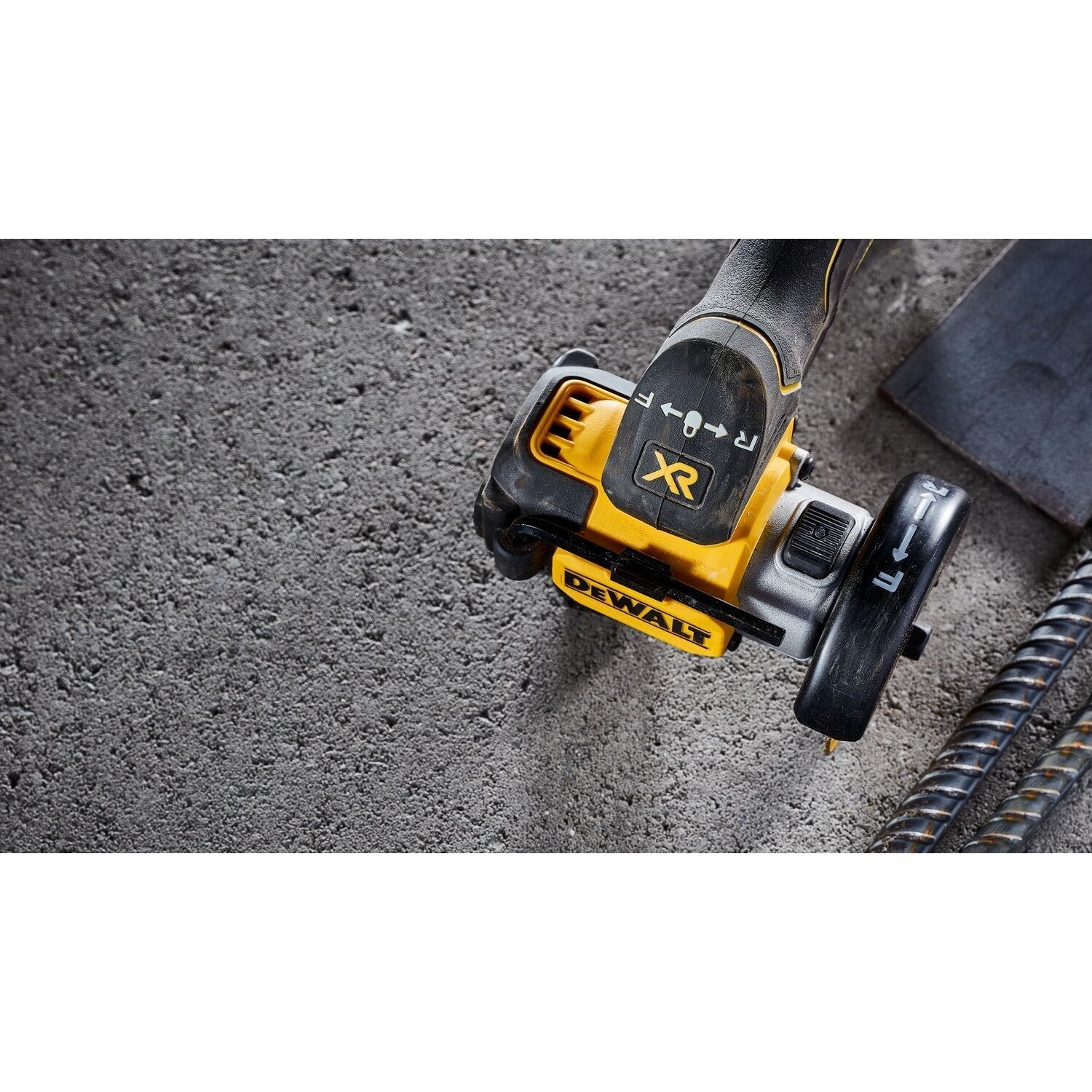 https://api.mastertools.nl/media/catalog/product/cache/4ac98b0d5e81b56bd000310ba88c60e0/d/e/dewalt-dcs438n-accu-slijpmachine-18v-76mm-basic-body-5035048747759-mastertools_nl-10.jpg