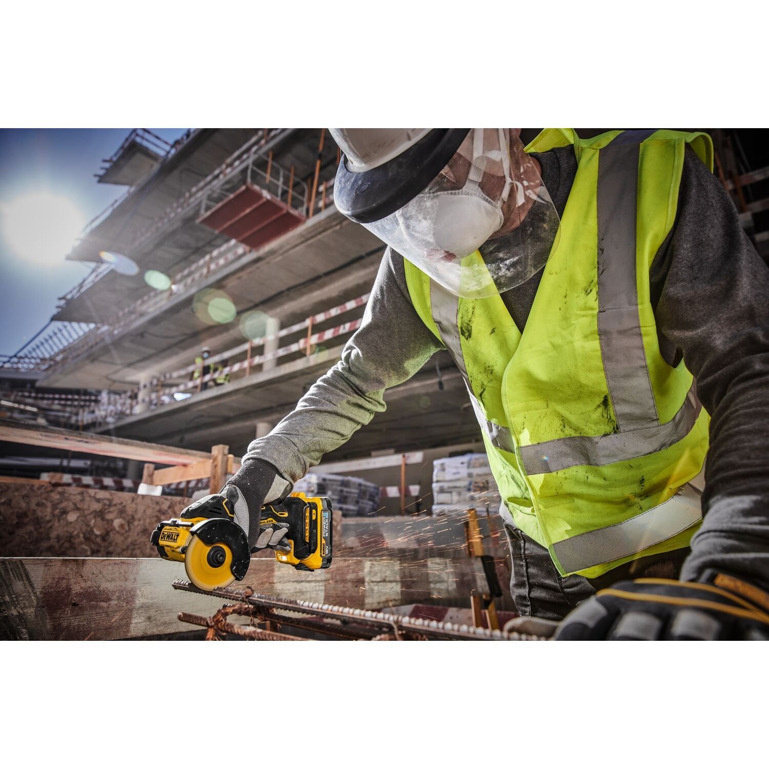 https://api.mastertools.nl/media/catalog/product/cache/4ac98b0d5e81b56bd000310ba88c60e0/d/e/dewalt-dcs438n-accu-slijpmachine-18v-76mm-basic-body-5035048747759-mastertools_nl-7.jpg