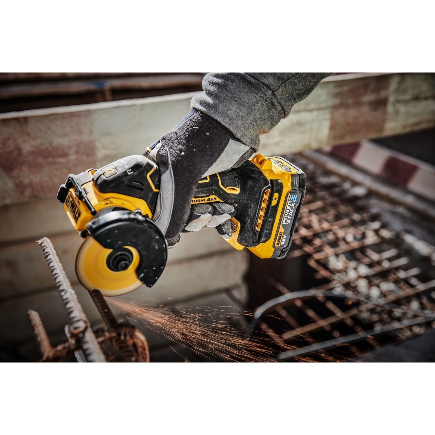 https://api.mastertools.nl/media/catalog/product/cache/4ac98b0d5e81b56bd000310ba88c60e0/d/e/dewalt-dcs438n-accu-slijpmachine-18v-76mm-basic-body-5035048747759-mastertools_nl-8.jpg