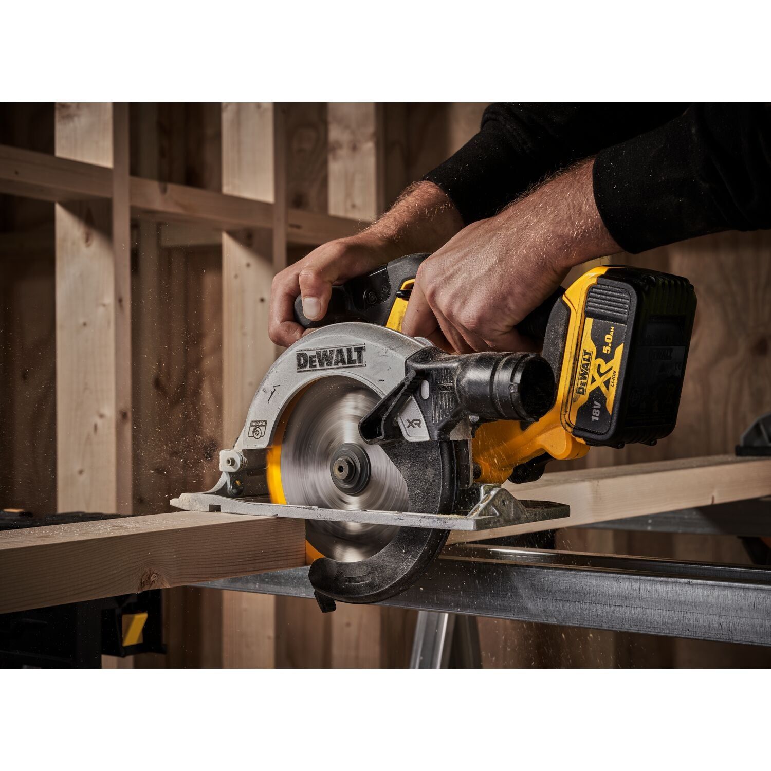 https://api.mastertools.nl/media/catalog/product/cache/4ac98b0d5e81b56bd000310ba88c60e0/d/e/dewalt-dcs565nt-accu-cirkelzaag-18v-basic-body-in-tstak-5035048740002-mastertools_nl-6.jpg