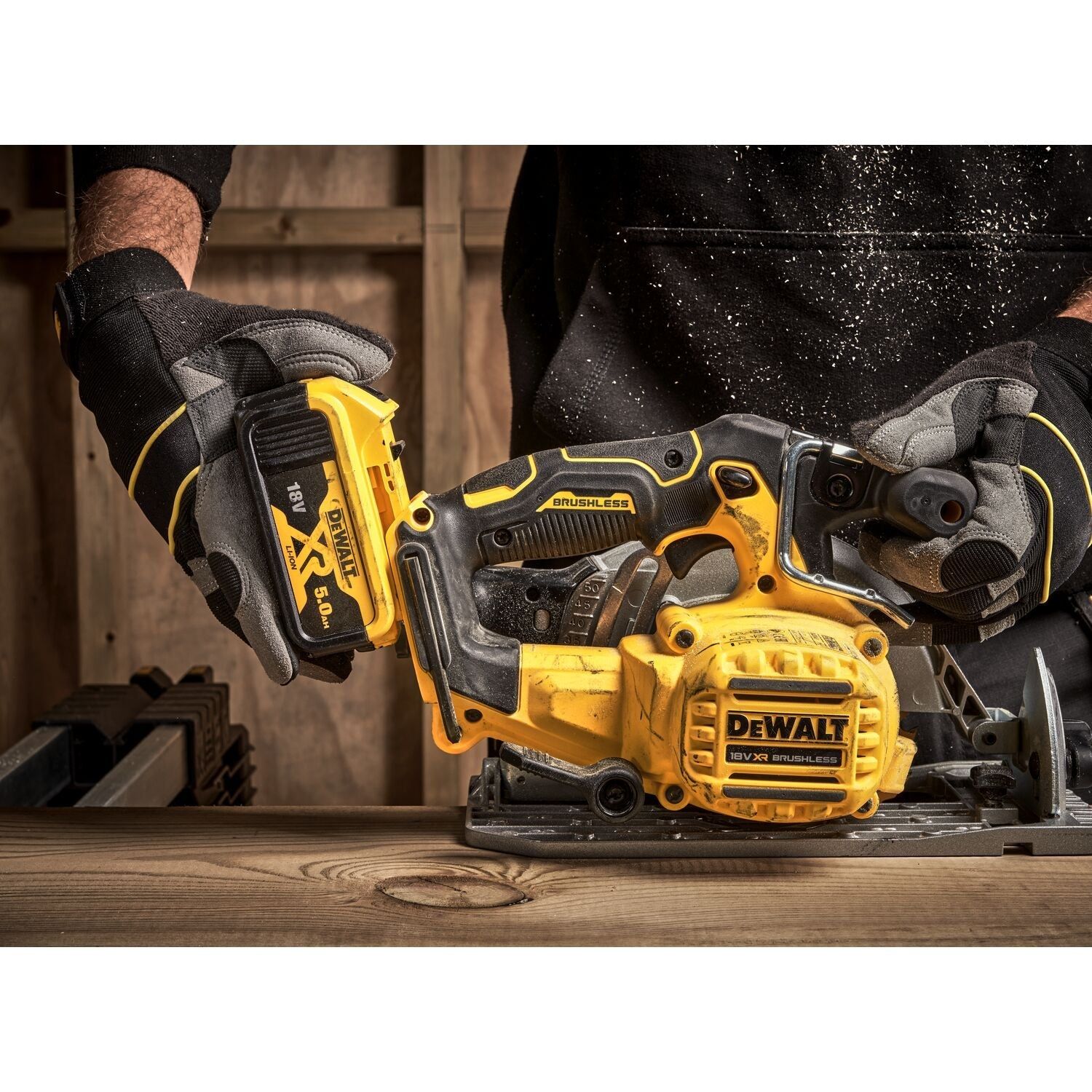 https://api.mastertools.nl/media/catalog/product/cache/4ac98b0d5e81b56bd000310ba88c60e0/d/e/dewalt-dcs565nt-accu-cirkelzaag-18v-basic-body-in-tstak-5035048740002-mastertools_nl-8.jpg