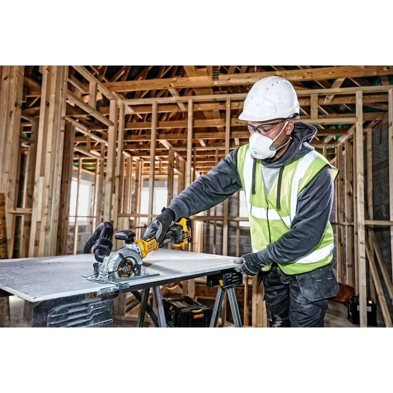 https://api.mastertools.nl/media/catalog/product/cache/4ac98b0d5e81b56bd000310ba88c60e0/d/e/dewalt-dcs571nt-accu-cirkelzaag-18v-basic-body-in-tstak-5035048723142-mastertools_nl-7.jpg