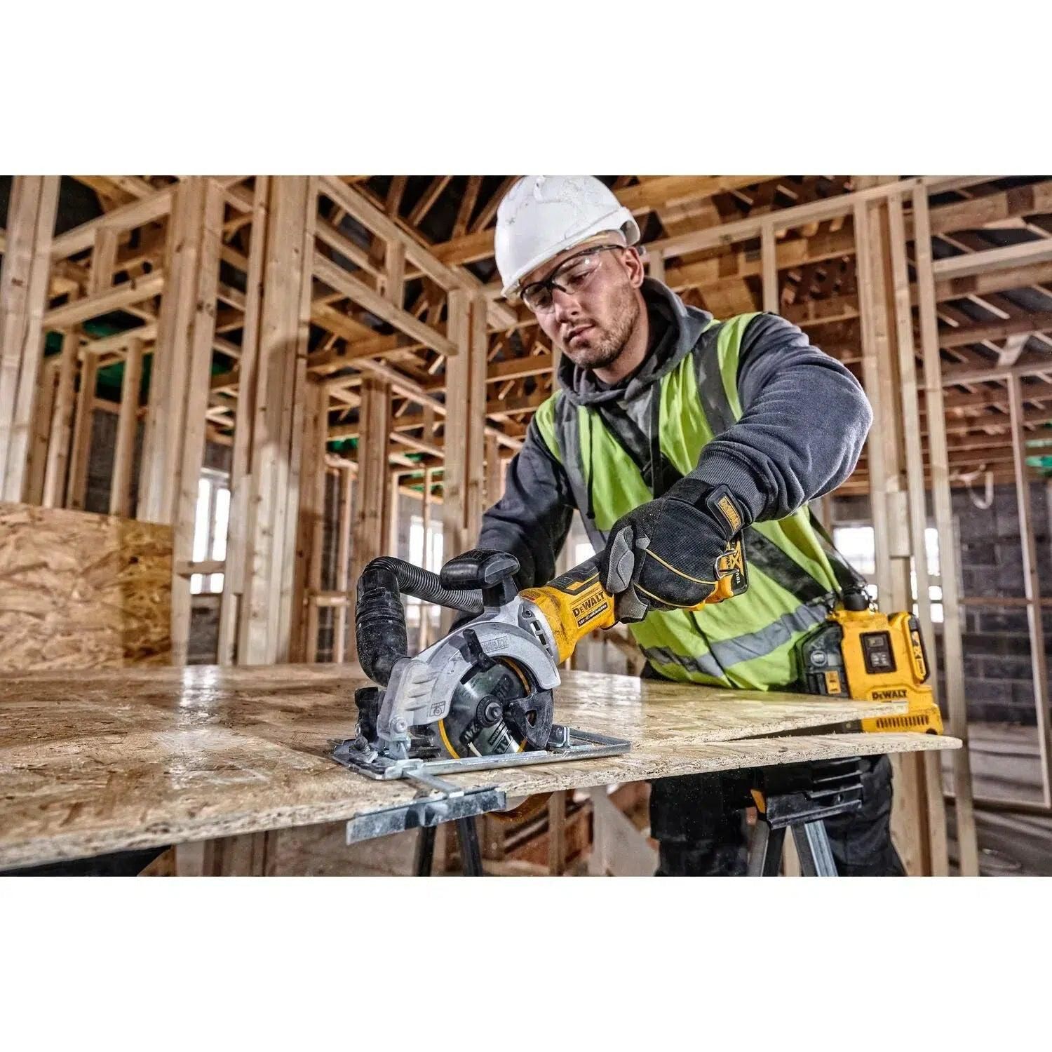 https://api.mastertools.nl/media/catalog/product/cache/4ac98b0d5e81b56bd000310ba88c60e0/d/e/dewalt-dcs571p2-accu-cirkelzaag-18v-5_0ah-xr-li-ion-5035048723135-mastertools_nl-3.jpg