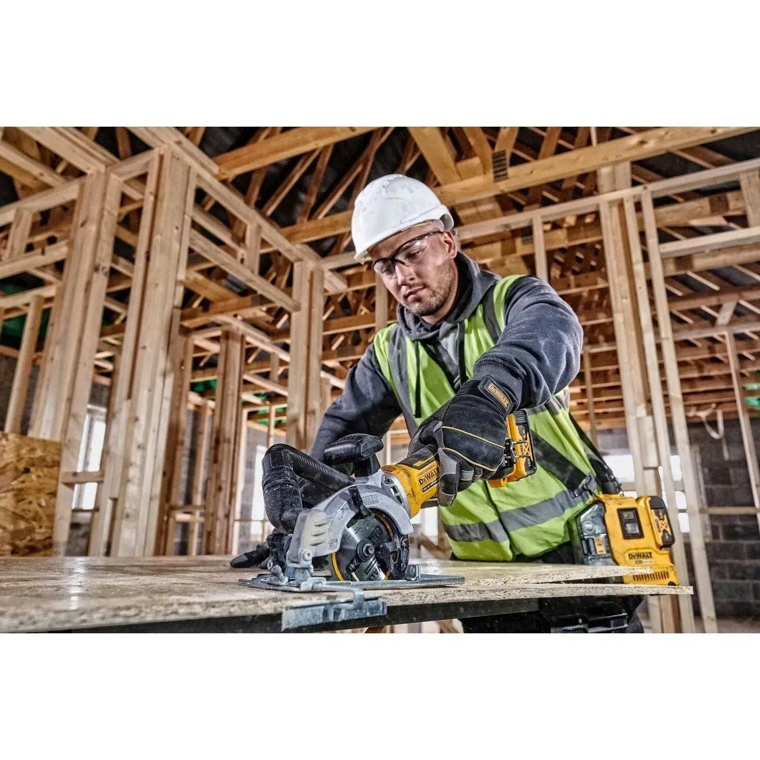 https://api.mastertools.nl/media/catalog/product/cache/4ac98b0d5e81b56bd000310ba88c60e0/d/e/dewalt-dcs571p2-accu-cirkelzaag-18v-5_0ah-xr-li-ion-5035048723135-mastertools_nl-4.jpg