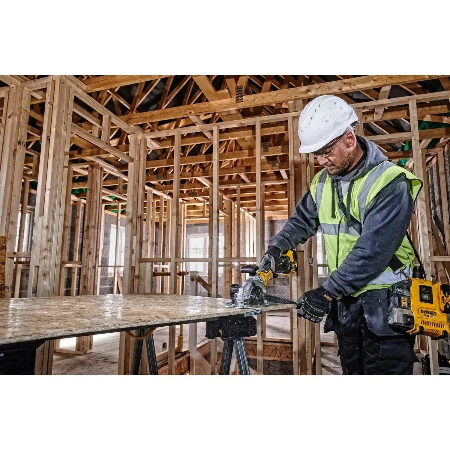 https://api.mastertools.nl/media/catalog/product/cache/4ac98b0d5e81b56bd000310ba88c60e0/d/e/dewalt-dcs571p2-accu-cirkelzaag-18v-5_0ah-xr-li-ion-5035048723135-mastertools_nl-6.jpg