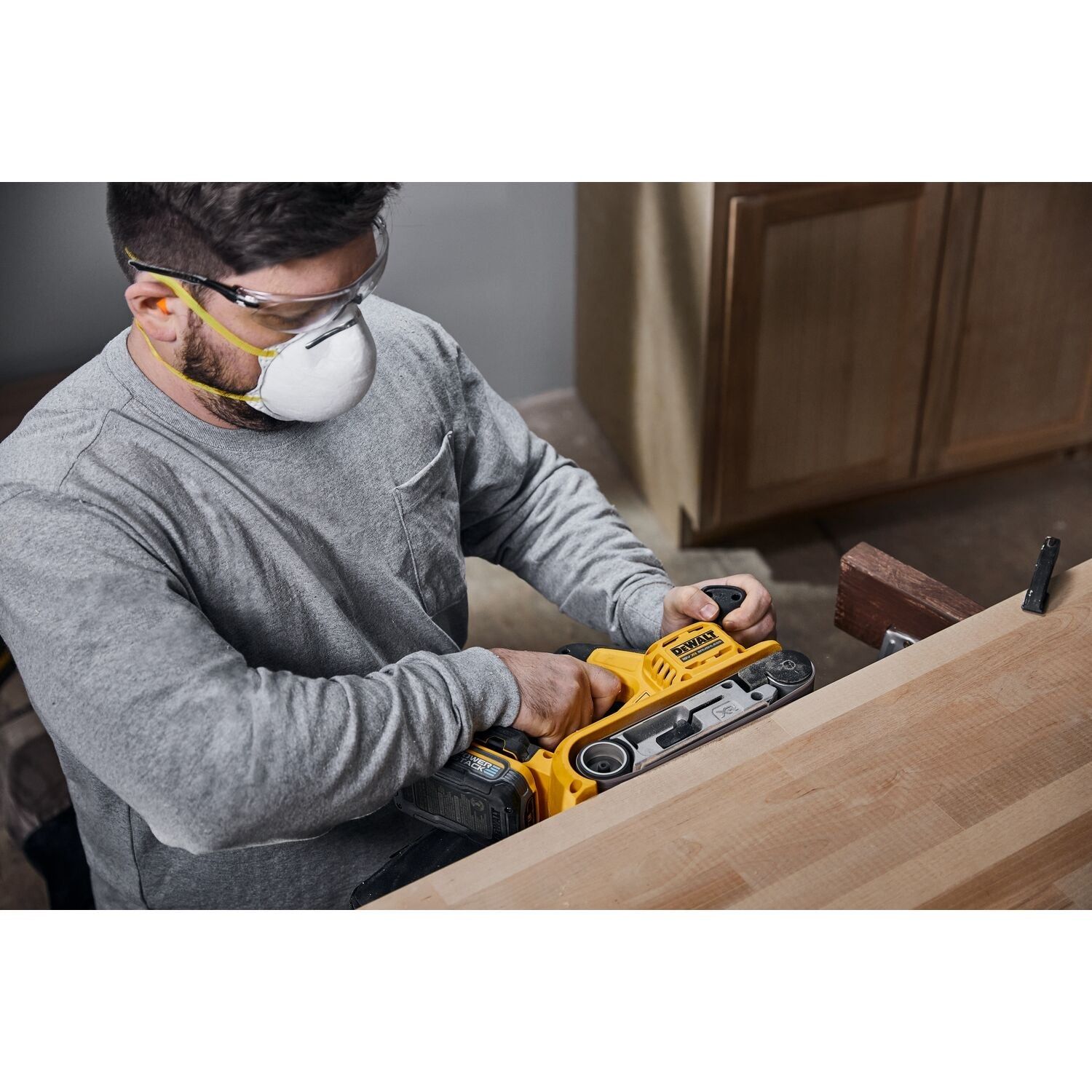 https://api.mastertools.nl/media/catalog/product/cache/4ac98b0d5e81b56bd000310ba88c60e0/d/e/dewalt-dcw220n-accu-bandschuurmachine-75x533mm-brushless-18v-xr-basic-body-5035048793831-mastertools_nl-8.jpg